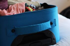 ¿Es poco higiénico poner la maleta encima de la cama? Esto dice una doctora de Harvard