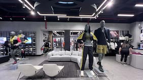 Cómo es la nueva tienda Under Armour en Parque Arauco y por qué se presenta como la “más disruptiva” que tienen en Chile