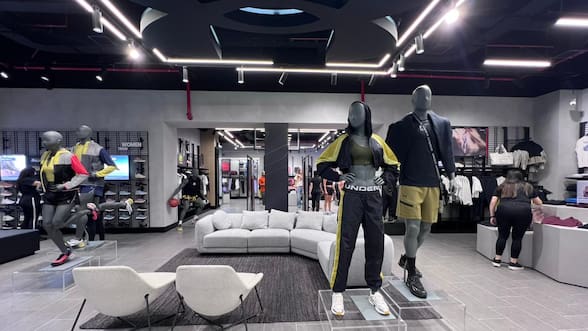 Cómo es la nueva tienda Under Armour en Parque Arauco y por qué se presenta como la “más disruptiva” que tienen en Chile