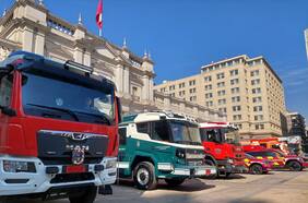 Bomberos de Santiago incorpora a sus máquinas el primer carro bomba eléctrico de Latinoamérica