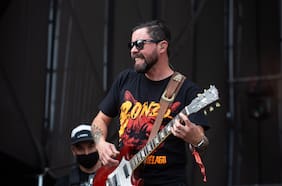 La historia de Omar Acosta, el excantante de BBS Paranoicos cuya repentina muerte impacta a la música chilena