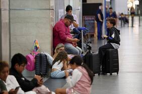 Cientos de vuelos cancelados y miles de pasajeros varados por paro en Argentina