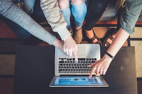 Descifra 8M: Solo 28% cree que con Boric se avanzó en oportunidades de empleo para las mujeres, mientras 48% dice que Kast sí lo hará