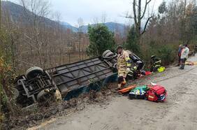 En Los Ríos: bus que trasladaba a más de 40 pasajeros se volcó cerca de las termas Manquecura