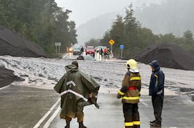 Sistema frontal provoca deslizamientos de tierra en Puerto Varas: tránsito se encuentra inhabilitado en Km 56 de la Ruta 225