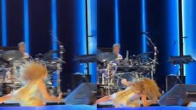 “Soy de caucho”: Shakira sufre fuerte caída durante concierto en El Salvador y así reaccionó