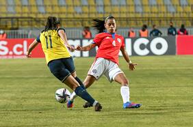 Selección chilena femenina vence a Ecuador en la agonía con dos goles de Francisca Lara