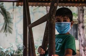 Variante británica explicaría aumento de casos en niños europeos; humedad de la mascarilla ayuda a combatir el Covid y no hay transmisión a través de alimentos: tres cosas que aprendimos del coronavirus esta semana