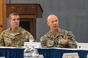 Almirante de EE.UU. dice que no hubo una orden de “matarlos a todos” en el ataque a lancha en el Caribe