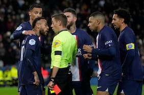 Mbappé, el héroe, y Neymar, el villano: el PSG reabre la liga francesa con una agónica victoria
