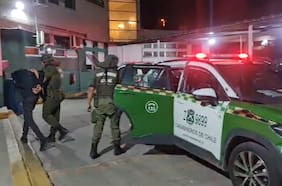 Ladrones chocaron en una casa: Carabineros detiene a dos sujetos e incauta armas tras robo de vehículo en El Bosque