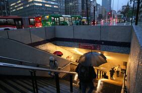 Intensa lluvia cae sobre Santiago: meteorólogo advierte que “ya estamos en el rango peligroso”