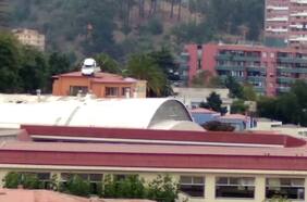 Remueven vehículo atrapado en el techo de un gimnasio escolar en Viña del Mar