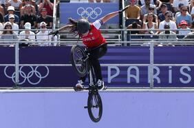 La primera final para el Team Chile en París 2024: Macarena Pérez brilla en la clasificación del BMX Freestyle
