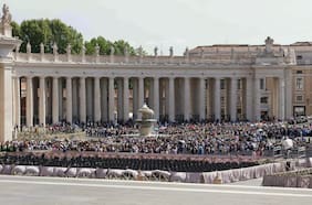 Una marea de fieles acude a la Plaza de San Pedro a despedir al Papa Francisco