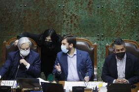Chile Vamos toma la iniciativa y amplía negociaciones con sectores de centro para ejercer el control de la Cámara