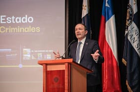 Ministro de Justicia y Seguridad de Bukele expone en Chile la receta salvadoreña para lograr el control total de las cárceles