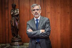 Luis Cordero sostiene que indultos son “una potestad polémica” y que “todos los gobiernos han terminado pagando algún costo por ejercerla”