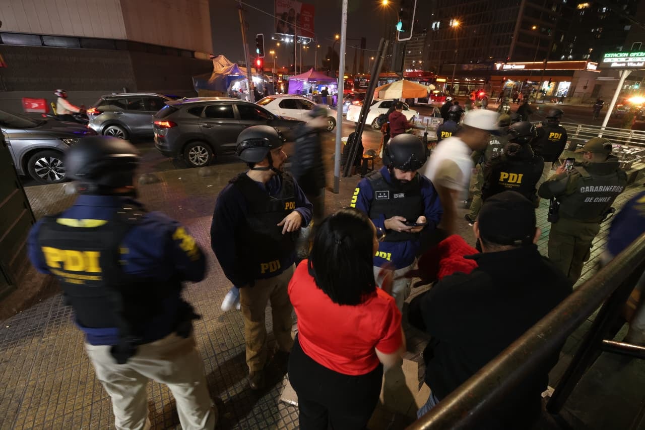 Ministro Arrau encabeza nuevo despliegue policial conjunto a lo largo del país: incluyó fiscalización a migrantes en Estación Central