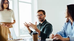 Qué es el efecto Dunning-Kruger, las personas que creen que lo saben todo pero son “incompetentes”