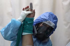 A un año del Sars-CoV-2 y por qué un virus más contagioso es más peligroso que uno más letal