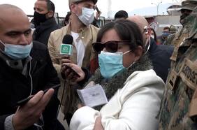 Momento en el que se llevan detenida a una mujer en el Estadio Monumental