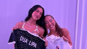 Princesa Alba le regala a Dua Lipa una camiseta de Colo Colo