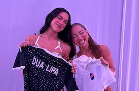 Princesa Alba le regala a Dua Lipa una camiseta de Colo Colo
