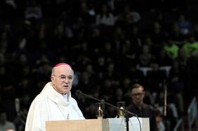 El archienemigo de Papa Francisco, el arzobispo Viganò, es declarado culpable de cisma y excomulgado