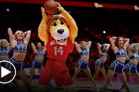 La sorprendente canasta de Rocky, la mascota de los Denver Nuggets en la NBA
