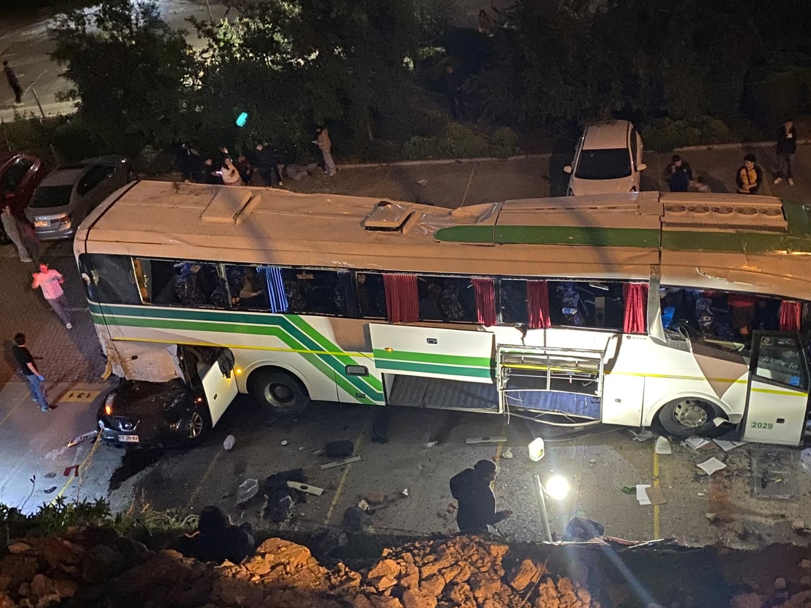 Grave accidente en Valparaíso: bus cae por ladera de cerro dejando un fallecido y múltiples lesionados