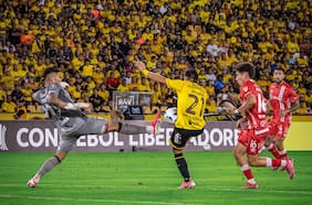 Con Brayan Cortés “salvándose” de la tarjeta: Argentinos Juniors gana con uno menos en Ecuador por la Copa Libertadores