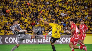Con Brayan Cortés “salvándose” de la tarjeta: Argentinos Juniors gana con uno menos en Ecuador por la Copa Libertadores
