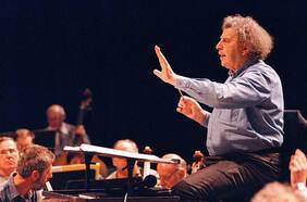 Adiós a Mikis Theodorakis: el prolífico y rebelde compositor que musicalizó a Zorba el Griego, Neruda y Miguel Littín