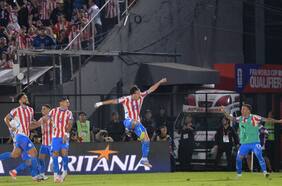 Paraguay derriba al Uruguay de Marcelo Bielsa para aumentar la crisis celeste y quedar a un paso del Mundial