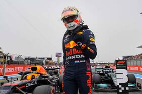 Verstappen consigue la pole en unos clasificatorios marcados por la rivalidad entre Red Bull y Mercedes