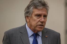 Hospitalizan de urgencia a exministro Alberto Espina tras sufrir descompensación