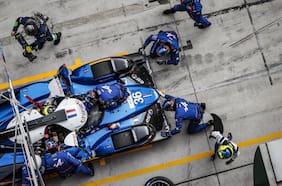 Detrás de una bandera