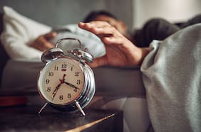 ¿Te despiertas justo antes de que suene tu alarma? Estos son los motivos