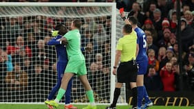 Por agredir a un compañero: la insólita expulsión de jugador del Everton en su victoria ante el Manchester United