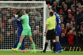 Por agredir a un compañero: la insólita expulsión de jugador del Everton en su victoria ante el Manchester United
