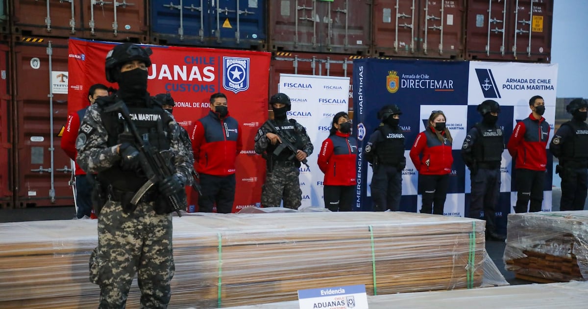 Historical confiscation in national ports: they seize 108 tons of wood-impregnated drugs - La Tercera