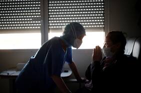 Ante riesgo de cuarta ola: Francia busca hacer obligatoria vacuna contra el Covid-19 para cuidadores y profesionales de la salud