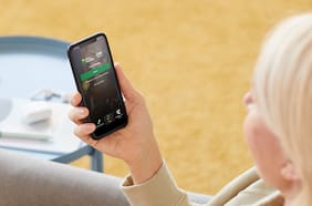 Adultos sobre 50 años: El grupo que está consolidando la digitalización de los bancos en Chile