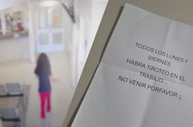 Detienen a funcionaria de Cesfam de La Cisterna que pegó impresiones con amenazas de tiroteo en recinto