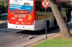 Iba en scooter eléctrico: joven de 18 años muere tras ser atropellada por bus en Las Condes