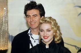 George Harrison y Madonna, la historia del fracasado proyecto que los unió (con golpes a los paparazzi incluido)
