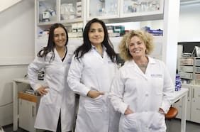 La consideran normal pero es la principal causa por la que los chilenos pierden sus dientes: ahora tres científicas investigan cómo ataca