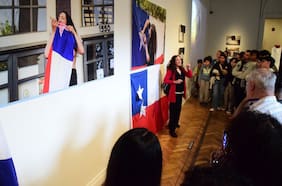 Las voces que defienden la polémica intervención a la bandera chilena en una muestra del Museo de Bellas Artes