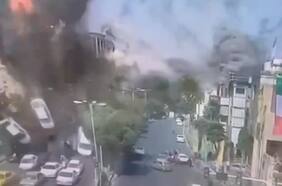 Video inédito de un ataque de Israel en Teherán muestra autos con civiles “volando” tras explosión